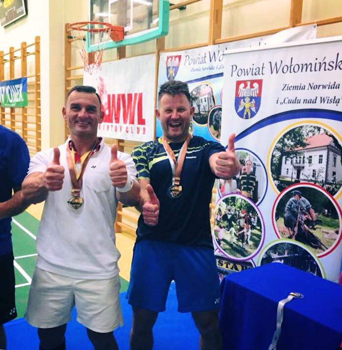 Zawodnicy z medalami na turnieju badmintona