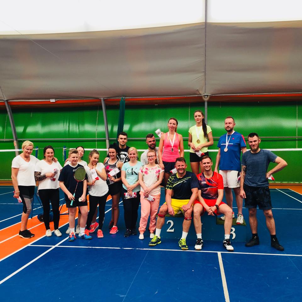 Grupa treningowa Badminton School na hali
